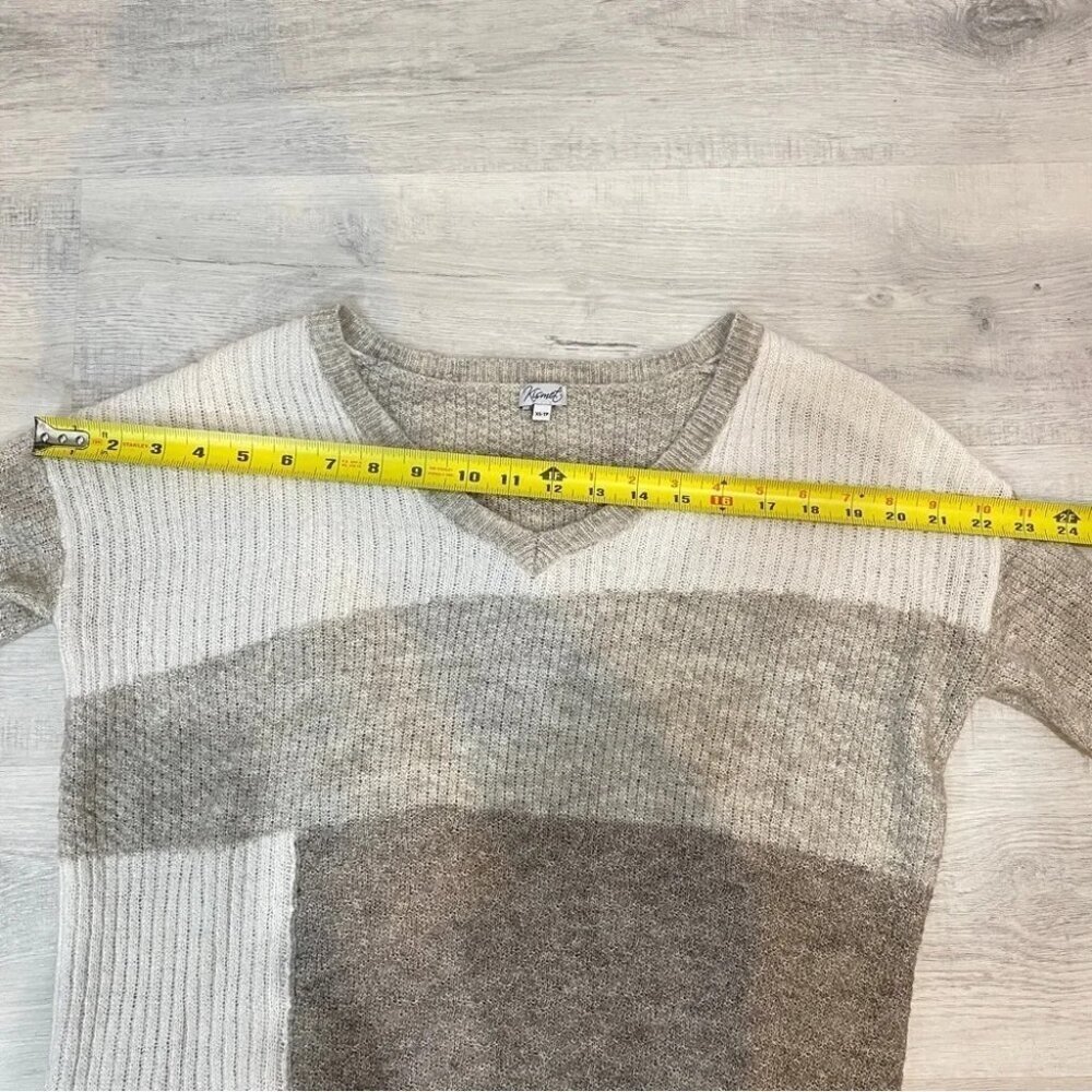 Kismet Casual V Neck Pullover Sweater in Neutral Grey Cream Colours - Picture 10 of 16